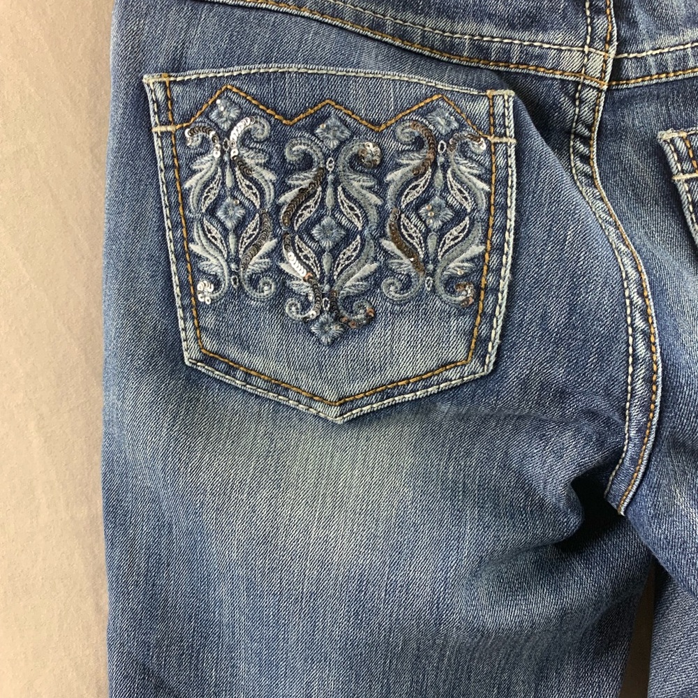Low Rise Embellished Crop Jeans - Picture 5 of 6